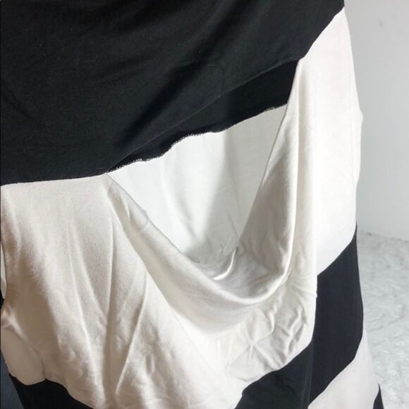 🖤🤍Carmen Stripped Top w/ exposed back - Picture 4 of 5